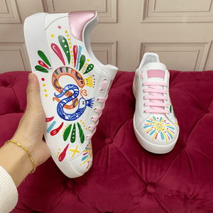 เทรนด์แฟชั่นสำหรับผู้ชายและผู้หญิงของโดลเชส ลายกราฟฟิตีสัตว์หลากสีสัน ผ้าทอแบบแบน ตาข่าย ใส่ได้ทุกวัน รองเท้าลำลองแบบสวม Gabbna - Product Image 1