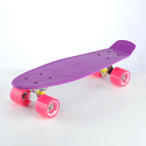 สเก็ตบอร์ดครุยเซอร์ขนาด 22 นิ้ว แผ่นรองกันลื่นสำหรับเด็ก สไตล์แฟชั่น ล้อสีน้ำเงินและสีแดง - Product Image 3