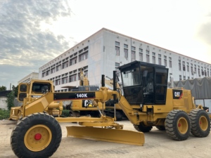 รถเกรดเดอร์มือสอง CAT 140K แบบล้อ ขนาดใบมีดมาตรฐาน 3.7 เมตร สำหรับซ่อมแซมทางหลวง ปรับระดับพื้นดิน และงานดินดิบ - Product Image 2