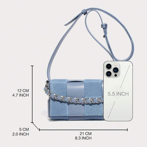 <span class=keywords><strong>Sac</strong></span> à bandoulière mini en denim bleu clair personnalisé avec empiècements tissés et poignée chaîne argentée – <span class=keywords><strong>Sac</strong></span> à <span class=keywords><strong>main</strong></span> tendance pour femme - Product Image 4