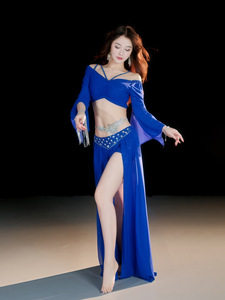 Costume de danse orientale 2 pièces à épaules dénudées avec haut à manches évasées orné de strass et jupe fendue haute pour la pratique et la performance de la danse orientale - Product Image 6