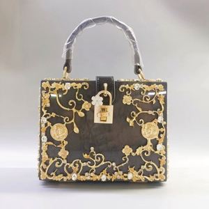 Bolso de Mano Elegante de Acrílico para la Noche con Delicado Filigranado Metálico y Brillantes Pedrerías, Bolso Cruzado Versátil para Mujer - Product Image 2