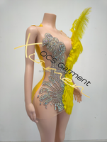 Robe de soirée mini jaune Ocstrade avec bordure en plumes d'autruche, ornée de strass et de dentelle, pour femme