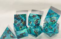Jeu de dés DND bleu 7 pièces, dés Dragon, revêtement arc-en-ciel, matériau en résine polyédrique, bords tranchants, RPG, lumière Aurora