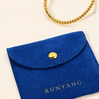 Pochette à bijoux élégante en microfibre bleue avec logo personnalisé et bouton doré pour l'emballage de cadeaux et d'accessoires de boutique