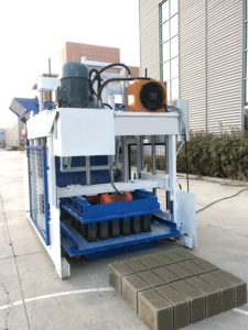 Machine mobile hydraulique QMY18-15 pour la fabrication de briques creuses et pleines en béton, ligne de production automatique de pavés autobloquants pour la construction - Product Image 4