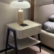 Table de chevet convertible en bois peinte à deux niveaux avec tiroir, étagère ouverte, pieds coniques noirs, chargeur sans fil intégré, style minimaliste pour chambre à coucher