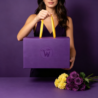 Boîte cadeau pliable élégante personnalisée en violet mat avec logo UV, ruban jaune, poignée, emballage en papier pour vêtements et sacs à main