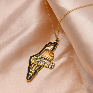 Collar de mapa de caligrafía árabe chapado en oro de 18 quilates de acero inoxidable de Palestina - Product Image 4