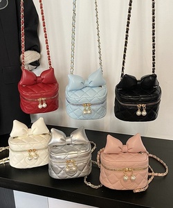 <span class=keywords><strong>2026</strong></span> 新款绗缝 PU 皮革链条肩带小号女式水桶包可爱蝴蝶结儿童斜挎包 - Product Image 1