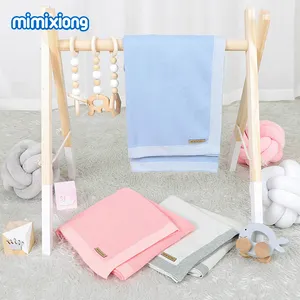 Özelleştirilmiş bebek battaniyeleri % 100% pamuk örme sıcak saf katı renk bebek kenar kundak battaniyeleri selimut bayi