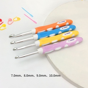 Vente en gros de crochets ergonomiques portables en aluminium 7.0-10.0mm, ensemble de crochets à tricoter pour <span class=keywords><strong>couture</strong></span> à main - Product Image 1