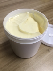 Özel etiket 1kg yüz kremi ve losyon cilt bakımı beyazlatma ve Arbutin & Niacinamide maddeler ile çil kaldırma - Product Image 2