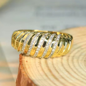 Anello di Lusso Stile Corte per Donne, Elegante Gioiello da Dito alla Moda - Product Image 1