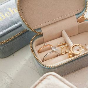 Caja Organizadora de Joyas para Damas de Honor, Estuche de Almacenamiento de Anillos y Collares de Viaje, Personalizado con Nombre en Dorado, Regalo para Ella - Product Image 3