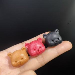 Colgantes de madera con cabeza de oso en rojo, negro y amarillo, accesorios DIY de dibujos animados lindos para teléfonos y bolsos - Product Image 1