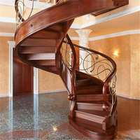 Système d'escalier droit en bois massif moderne avec balustrade sur mesure pour projets de villas
