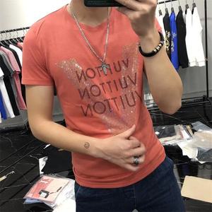 T-shirt da <span class=keywords><strong>Uomo</strong></span> di Qualità in Cotone Mercerizzato con Motivo a V e Strass Novità 2023 Stile Street Fashion a Maniche Corte Abbigliamento Maschile - Product Image 3