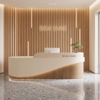 Mostrador de Recepción LED Curvo con Detalles en Madera, Mostrador Personalizable para Salón y Oficina