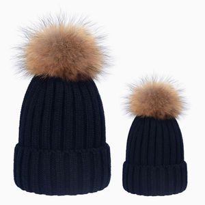 Chapeaux pour femmes ajouter velours polaire à l'intérieur des bonnets chapeaux d'hiver pour femmes 100% <span class=keywords><strong>fourrure</strong></span> de raton laveur <span class=keywords><strong>pompon</strong></span> chapeau <span class=keywords><strong>femme</strong></span> torsion motif casquettes - Product Image 2
