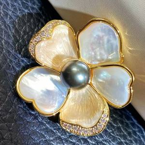 เข็มกลัดดอกคามิลเลียห้ากลีบระดับไฮเอนด์ ประดับเปลือกหอยธรรมชาติเคลือบทองแดงเคลือบทอง ประดับเพชรซิคอนและมุก สำหรับตกแต่งเสื้อผ้าหรือเป็นของขวัญ - Product Image 2