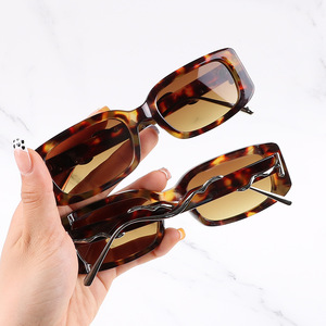 Luxe femmes petites <span class=keywords><strong>lunettes</strong></span> <span class=keywords><strong>de</strong></span> <span class=keywords><strong>soleil</strong></span> Punk <span class=keywords><strong>2023</strong></span> nouvelle mode rouge sans monture <span class=keywords><strong>lunettes</strong></span> <span class=keywords><strong>de</strong></span> <span class=keywords><strong>soleil</strong></span> hommes Unique incurvé <span class=keywords><strong>lunettes</strong></span> jambes sans cadre <span class=keywords><strong>lunettes</strong></span> - Product Image 4