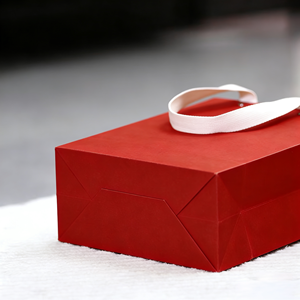 Sac en carton rouge pliable pour le commerce de détail, avec logo personnalisé, poignées à cordon doublées de coton et rivets. - Product Image 3