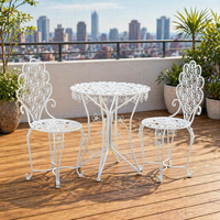 Ensemble de sièges en fer forgé modernes, durables, écologiques et confortables pour l'extérieur, avec table et chaises de patio pour parc et salon