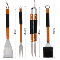 Accessoires de barbecue robustes ensemble d'outils en acier inoxydable avec manche en bois 4 accessoires de gril avec fourchette pelle grattoir et pinces à barbecue