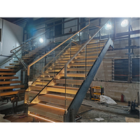 Marches d'escalier à double poutre latérale sur mesure, en verre feuilleté de sécurité, balustrade au design durable