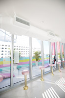 Décoration de magasin de bonbons mignons pour les loisirs, design d'intérieur personnalisé de boutique de crème glacée rose, boutique de yaourt, présentoir de bonbons de vente au détail