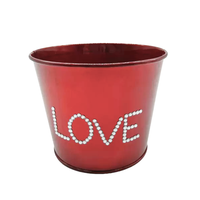 Red love keranjang Valentine galvanis pedesaan hadiah ember bunga logam untuk dekorasi makanan rangkaian bunga