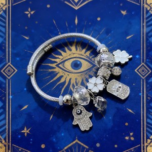 Bracelet DIY <span class=keywords><strong>personnalisé</strong></span> en fil d'argent pour femme, avec breloques main Hamsa, œil, fleur blanche, trèfle à quatre feuilles et cristal – Vente en gros - Product Image 3