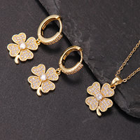 Parure de bijoux trèfle à quatre feuilles en laiton plaqué or 18 carats avec micro-pavé de zircone cubique, comprenant boucles d'oreilles créoles Huggie et collier pendentif, bijoux porte-bonheur pour femme
