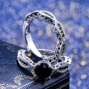 Anello Vintage a Doppio Strato con Pietra Nera per Donne, Elegante Gioiello da Dito Impilabile alla Moda - Product Image 3