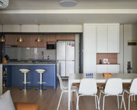 Meubles de cuisine Vermonhouzz style nordique, armoires basses bleu mat, sans poignées, unité de cuisine moderne avec portes en bois massif
