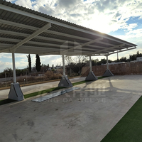 Structure de stationnement extérieure en acier assemblée, avec cadre métallique, auvent pare-soleil, galvanisée sur mesure