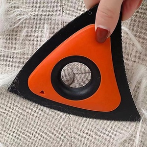 Práctico Removedor de Pelo de Mascotas de Silicona con Forma de Triángulo Multifuncional y Portátil para el Cuidado de Perros - Product Image 4