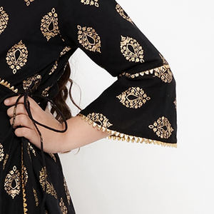 Nueva Llegada de Ropa Tradicional para Niños de la India, Ropa Infantil en Línea para Niñas, Kurta Elegante a Rayas Negras con Palazzos - Product Image 6