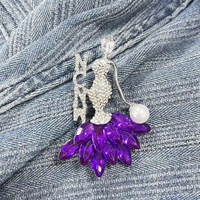 Broche en strass violet et blanc pour fille dansante, sororité NCNW, « Classy Lady »