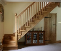 Escalier intérieur flottant, marches en bois massif, support métallique, balustrade en verre pour la rénovation de la maison