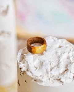 Anillo de Dedo Hecho a Mano con Resina y Madera, Joyería Única de Madera Natural con Acabado de Resina, Perfecto para Uso Diario Informal y en la Oficina - Product Image 3