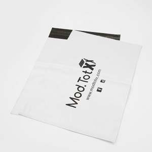 Sacs d'expédition compostables personnalisés en polyéthylène à soufflets latéraux avec fonctions de sécurité pour l'emballage de vêtements et logos personnalisés - Product Image 2