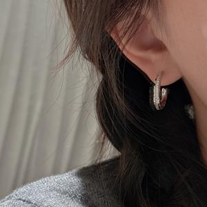 Boucles d'oreilles incurvées en argent pur S925, simples et élégantes, avec un style antique de luxe, design de niche pour les femmes soucieuses de la mode - Product Image 2