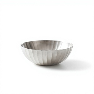 Bol en métal lourd à motif côtelé unique, texture moulée, article de vaisselle pour cuisine et salle à manger - Product Image 1