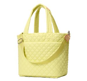 <span class=keywords><strong>Sac</strong></span> fourre-tout <span class=keywords><strong>en</strong></span> nylon uni <span class=keywords><strong>de</strong></span> grande capacité structuré avec bandoulière <span class=keywords><strong>en</strong></span> tissu éponge, fermeture éclair intérieure et plusieurs poches - Product Image 2