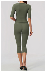 Ensemble décontracté tricoté pour femme : Crop top sans manches vert olive et leggings mi-mollet rayés en polyester respirant pour printemps/été - Product Image 4