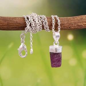 Colgante de Plata de Ley 925 Hecho a Mano con Rubí en Bruto, Diseño Orgánico, Certificado para Mujer, Compromiso - Product Image 1