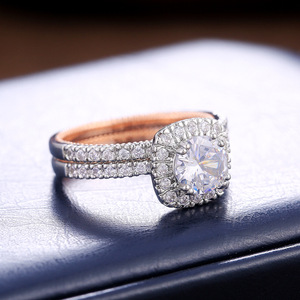 Anello Bicolore con Cristalli Pavé per Donne, Elegante Accessorio Moda per Uso Quotidiano e Feste - Product Image 2