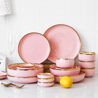Ensemble de vaisselle en céramique noir mat de luxe nordique sur mesure avec bord doré, comprenant des bols, des assiettes et des soucoupes en porcelaine